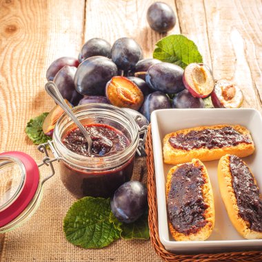 Erik reçel Erik arka plan ile kızarmış ekmek üzerinde