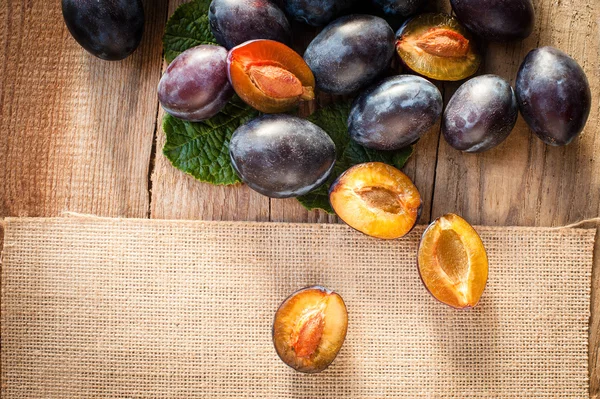 Prunes douces sur une table rustique en bois en arrière-plan — Photo