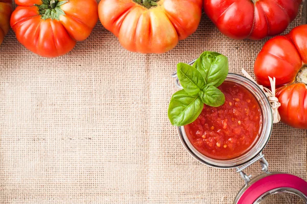 Tomates et sauce tomate, purée de tomates sur une table rustique en bois — Photo