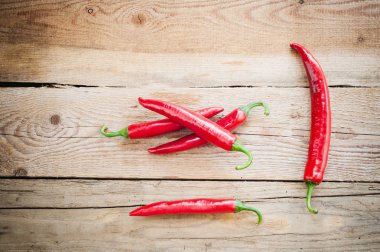 ahşap rustik masa üzerinde sulu ve baharatlı biber