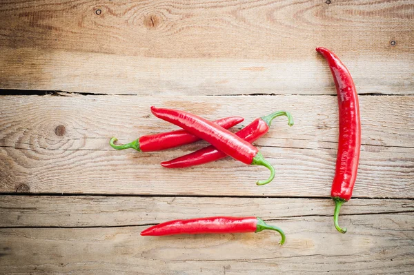 ahşap rustik masa üzerinde sulu ve baharatlı biber