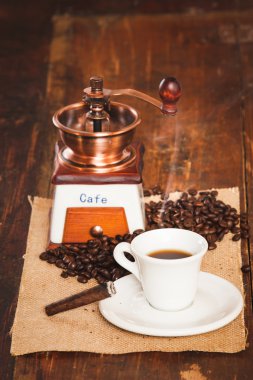 Fincan sade kahve ve puro bir w üzerinde arka plan değirmeni