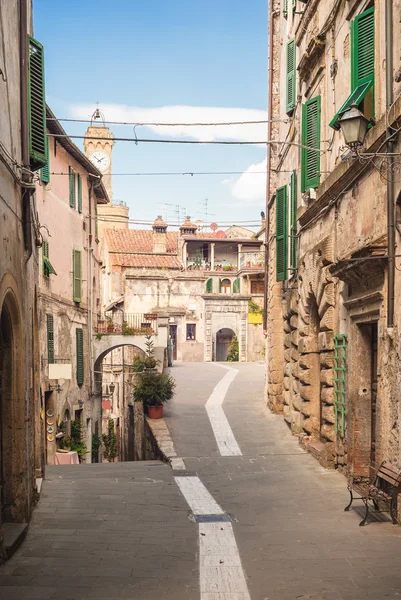 Oude straten in de stad van Sorano (GR), Italië — Stockfoto