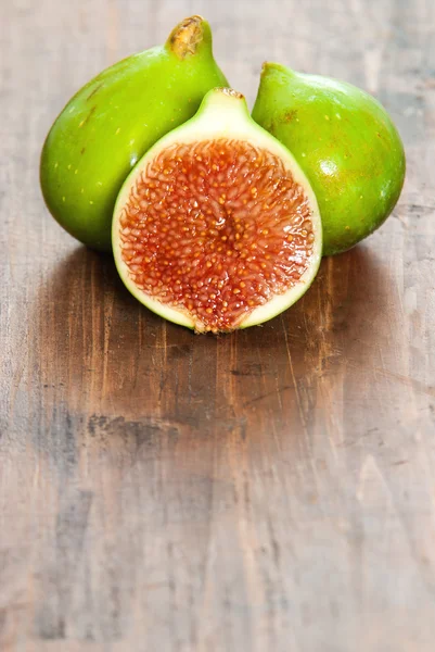 Zielonych fig na brązowy drewniany stół rustykalne — Zdjęcie stockowe