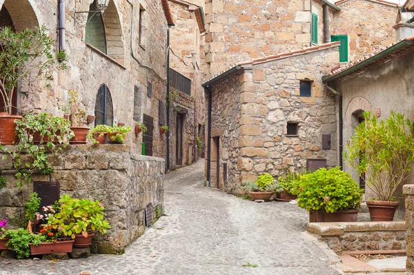 Oude straten in de stad van Sorano (GR), Italië — Stockfoto