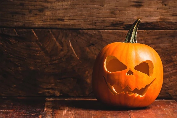 Halloween pompoen op houten rustieke achtergrond — Stockfoto