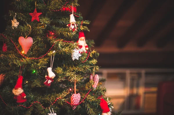 Kerstboom en kerstversiering — Stockfoto