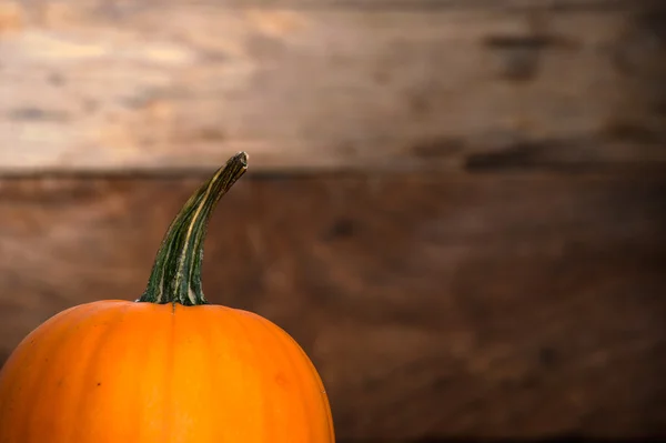 Pumpa på trä bakgrund — Stockfoto