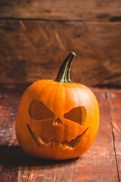 Abóbora de Halloween em fundo rústico de madeira — Fotografia de Stock