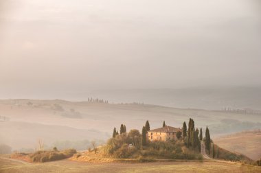 Sis, gündoğumu manzarada Tuscany
