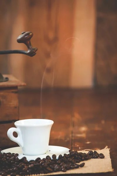 Taza de café negro en el molino de fondo en un rústico de madera — Foto de Stock