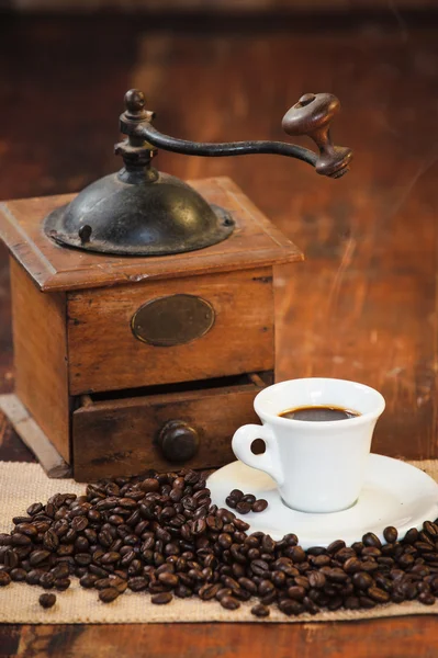 Taza de café negro en el molino de fondo en un rústico de madera — Foto de Stock