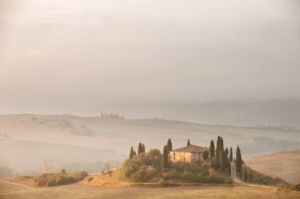 Tuscany landscape in the mist at sunrise — Stock Photo, Image