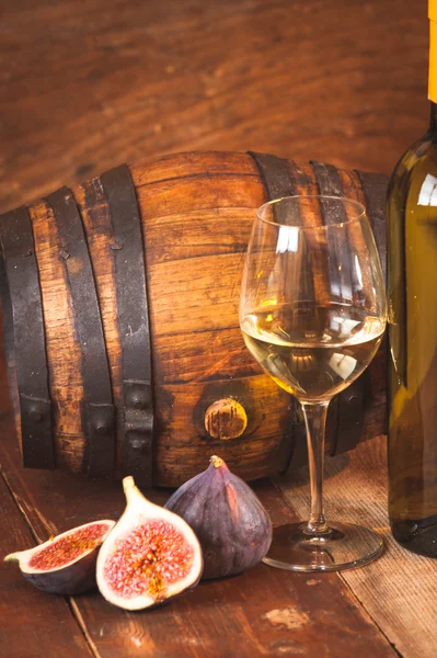 Baril de vin blanc avec bouteille, verre et figues sur une languette rustique — Photo