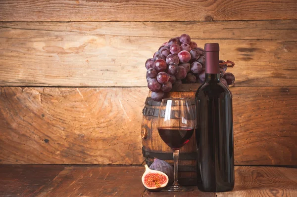 赤ワイン、ブドウ素朴な木製食卓にバレルとイチジク — ストック写真