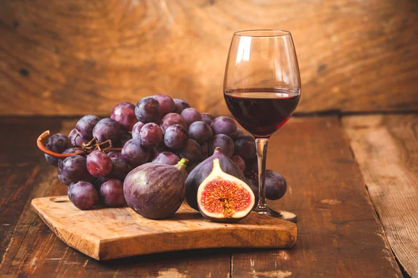 Figue au vin rouge, raisin et tonneau sur tabel en bois rustique — Photo