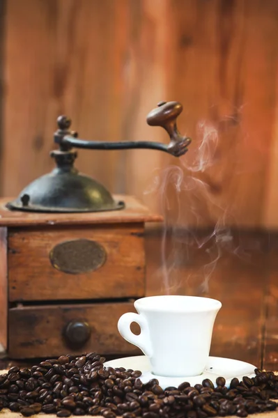 Taza de café negro en el molino de fondo en un rústico de madera — Foto de Stock