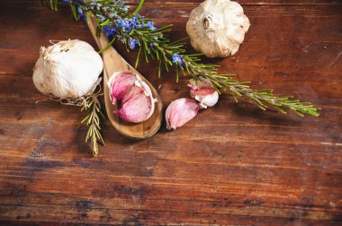 Sarımsak bir rustik ahşap tablo