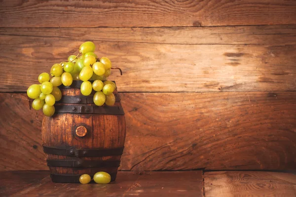 Copa de vino blanco con botella y barril en una ta de madera rústica — Foto de Stock