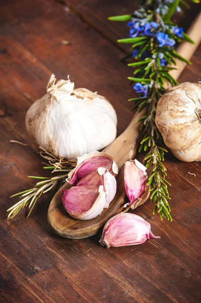 Knoflook op een rustieke houten tafel — Stockfoto