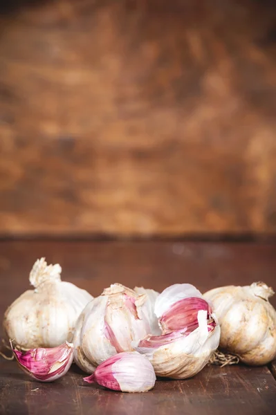 Garlic on a rustic wooden table — Stock Photo, Image