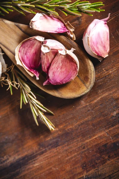 Knoflook op een rustieke houten tafel — Stockfoto