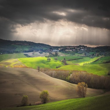 Tuscan üzerinde fırtına manzara bahar