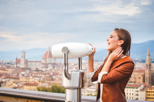 Beautiful girl impressed view the panorama of Florence in autumn — Stock Photo, Image