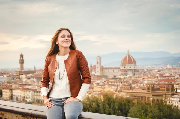 Hermosa chica impresionada ver el panorama de Florencia en otoño — Foto de Stock