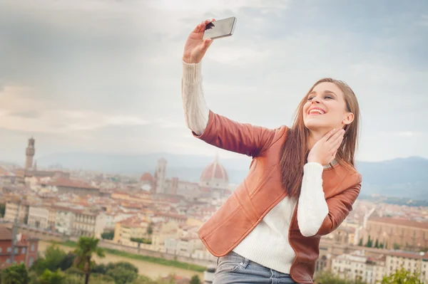 Hermosa mujer joven haciendo una foto con el fondo de Floren — Foto de Stock