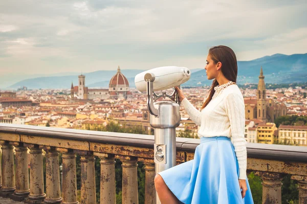 Bella donna di moda impressionato vista panoramica Firenze . — Foto Stock