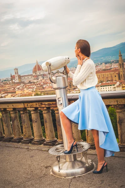Hermosa mujer de moda impresionado panorama vista Florencia . — Foto de Stock