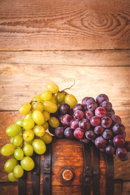 Kırsal bir ahşap varil üzerinde kırmızı ve beyaz üzüm