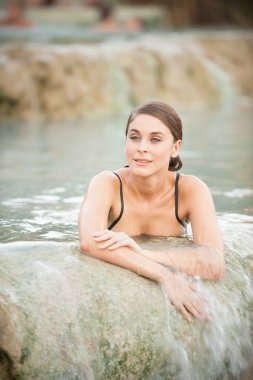 Genç ve güzel kadın doğal termal suların banyo alır