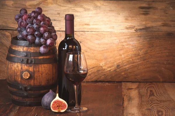 Feige mit Rotwein, Traube und Fass auf rustikalem Holztisch — Stockfoto