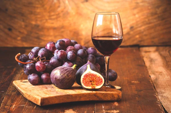 赤ワイン、ブドウ素朴な木製食卓にバレルとイチジク — ストック写真