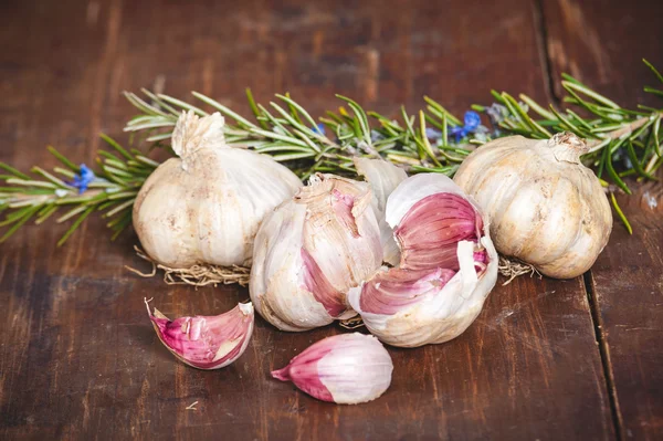 Knoflook op een rustieke houten tafel — Stockfoto