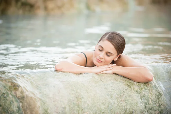 Pretty young woman takes a bath in the natural thermal waters of — Stock Photo, Image