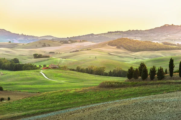 Słońce na dolinę Val d'Orcia w Toskanii, Włochy — Zdjęcie stockowe