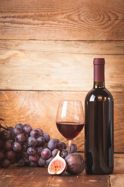 Kırmızı şarap, üzüm ve namlu rustik ahşap donatmak ile incir — Stok fotoğraf