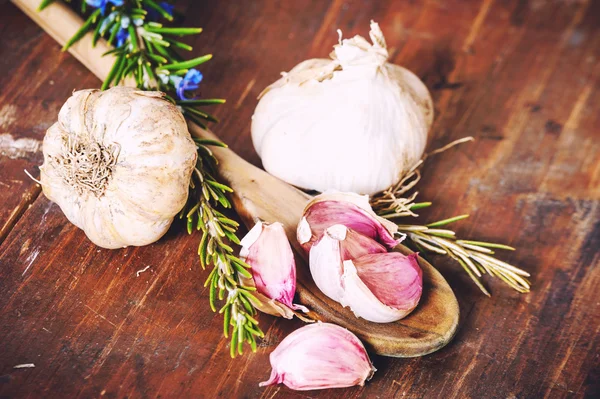 Garlic on a rustic wooden table — Stock Photo, Image