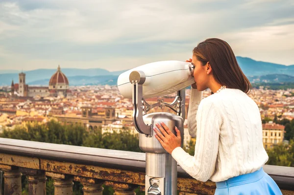 Kaunis muoti nainen vaikuttunut panoraama näkymä Firenze . — kuvapankkivalokuva