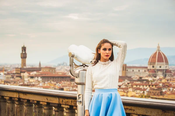 Модная женщина впечатлила панорамой Флоренции . — стоковое фото