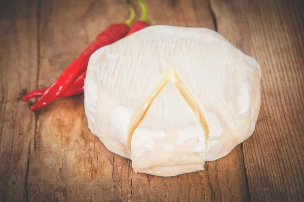 Queso azul maloliente sobre una mesa rústica de madera con chile picante —  Fotos de Stock