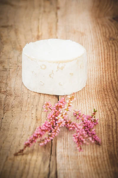 Smelly blue cheese on a wooden rustic table. — Stock Photo, Image