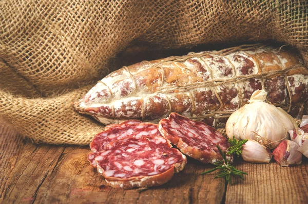 Salame di salsiccia in un ambiente rurale — Foto Stock