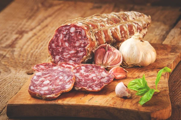 Salame de salsicha em um ambiente rural — Fotografia de Stock