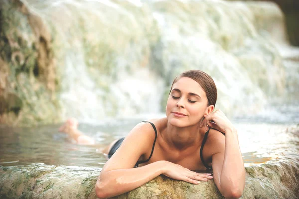 Pretty young woman takes a bath in the natural thermal waters of — Stock Photo, Image