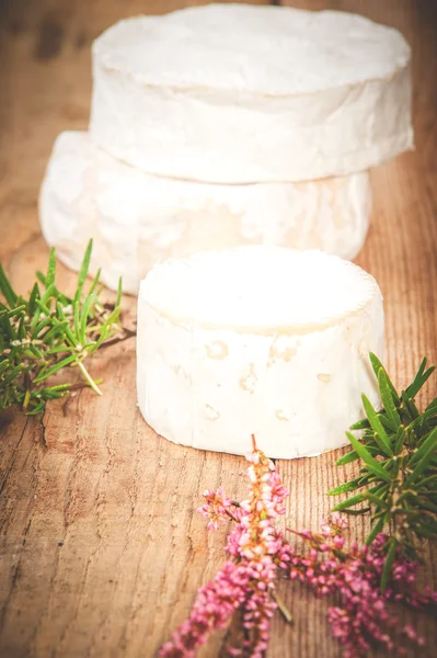 Formaggio blu puzzolente su un tavolo rustico di legno . — Foto Stock