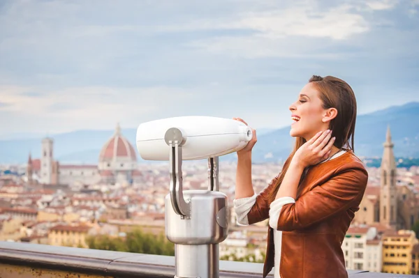 Bella ragazza impressionato vista il panorama di Firenze in autunno — Foto Stock